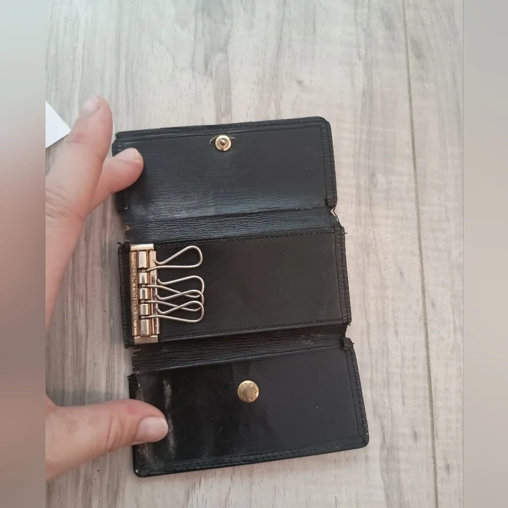Authentic Louis Vuitton Black Epi Leather 4 Key Case Holder